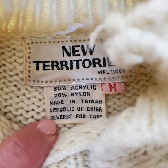 Vintage 70s 80s New Territories Off White Needlework Flowers Acrylic Sz Medium - Picture 4 of 7